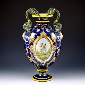 Vaso di forma ovoidale con anse a forma di serpenti e decoro a grottesche